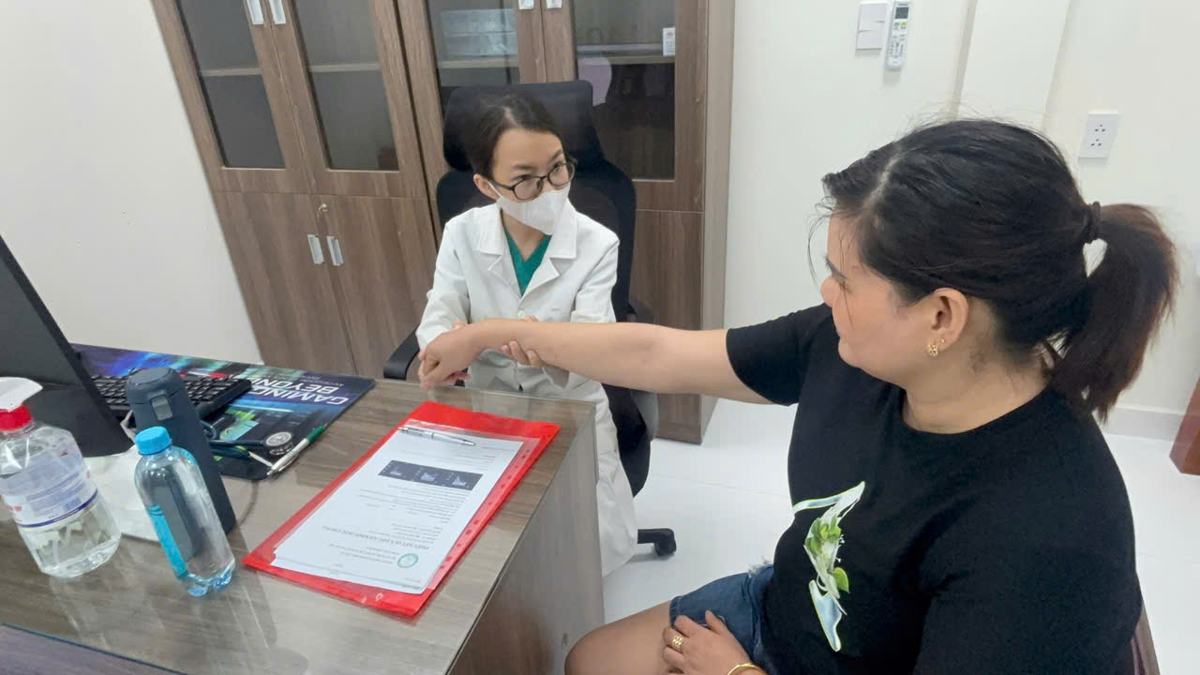 Bác sĩ tư vấn kết quả cho người bệnh